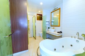 Kostenlose Toilettenartikel, Haartrockner, Hausschuhe, Bidet