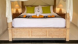 Una cama con dosel, dos mesitas de noche con lámparas y almohadas decorativas.