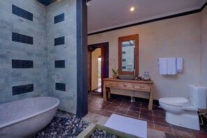 Superior Villa, Private Pool | Bathroom | Free toiletries, hair dryer, bathrobes, slippers - Kaja Villa (Payangan)