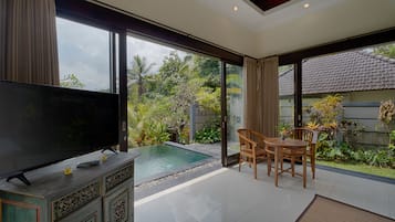 Villa Deluxe, piscina privada | 1 dormitorio, colchones con acolchado adicional, minibar y caja fuerte