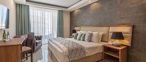 Deluxe Double or Twin Room | 1 bedroom, in-room safe, desk, blackout drapes