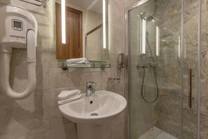 Ducha, secador de pelo, toallas, jabón