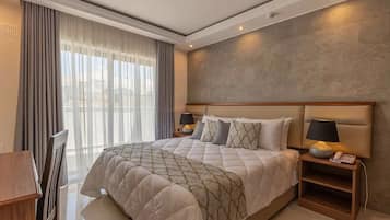 Habitación estándar con 1 cama doble o 2 individuales | Caja fuerte, escritorio, cortinas opacas y tabla de planchar con plancha