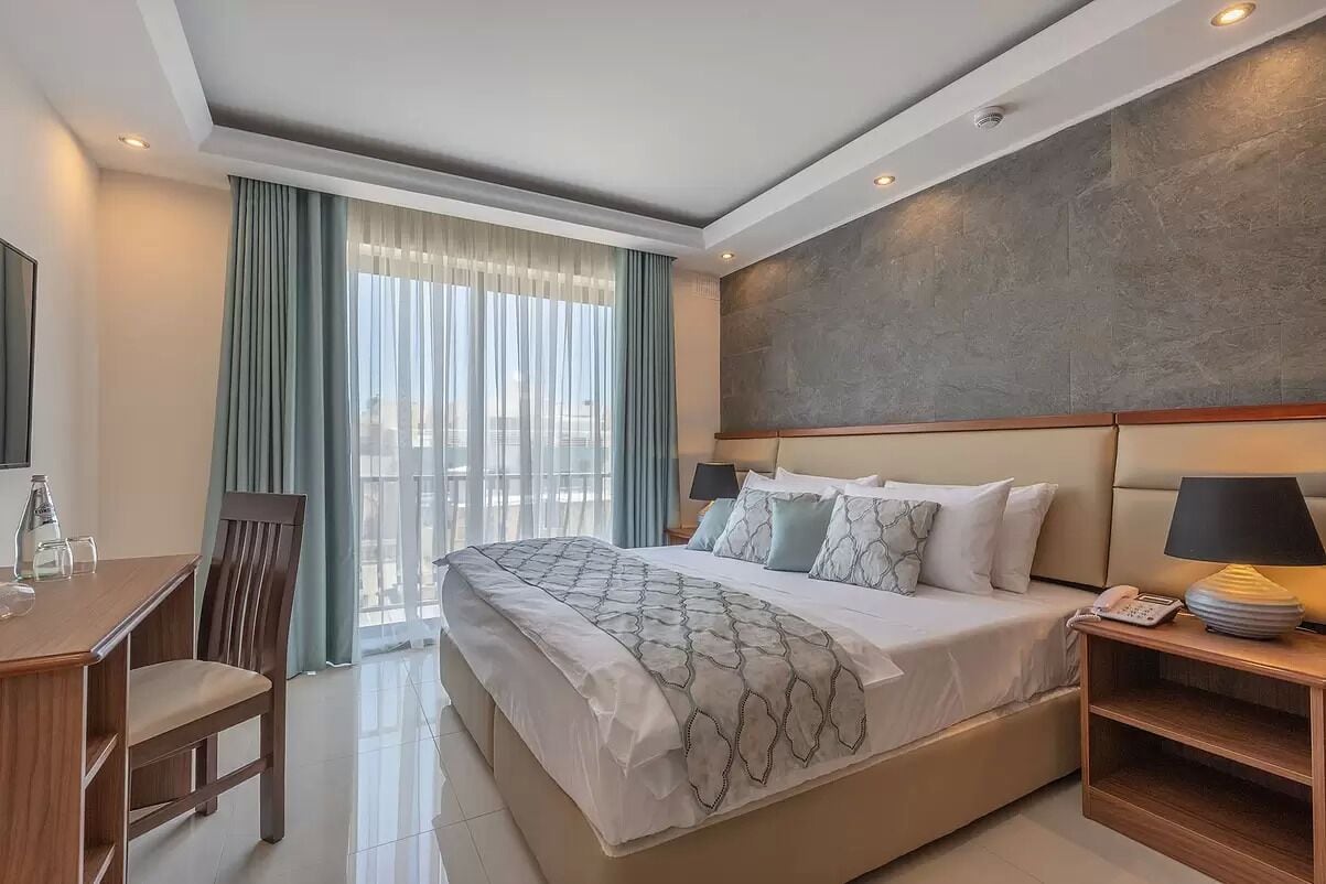 Standard Double or Twin Room | In-room safe, desk, blackout curtains, iron/ironing board