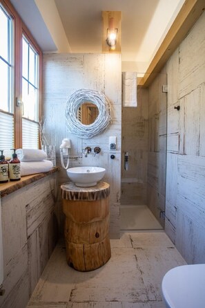 Design Room (Brzozowy) | Bathroom | Shower, designer toiletries, hair dryer, towels
