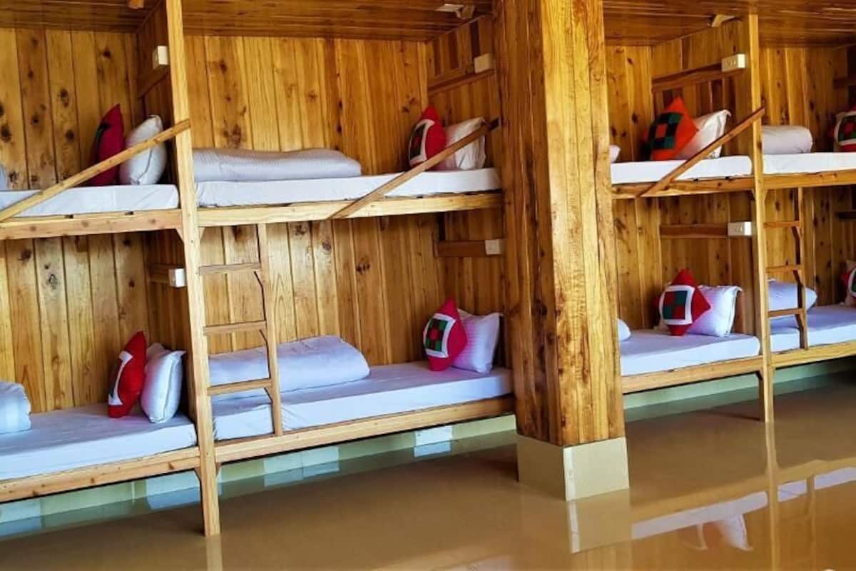 Muebles diferentes y espacio para trabajar con laptop