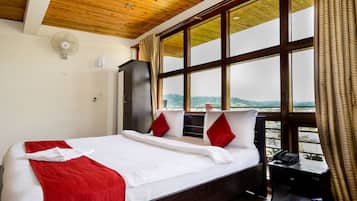 Deluxe Suite | Individually furnished, laptop workspace, blackout curtains, bed sheets