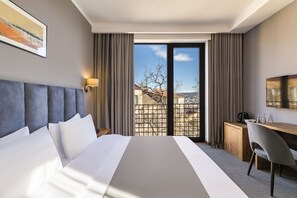 Minibar, caja de seguridad en la habitación y escritorio 