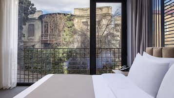 Queen Room | Minibar, in-room safe, desk, laptop workspace