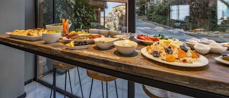 Tägliches Frühstücksbuffet (45 GEL pro Person)