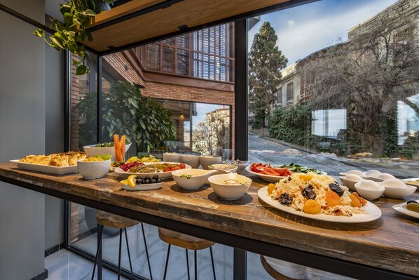 Tägliches Frühstücksbuffet (45 GEL pro Person)