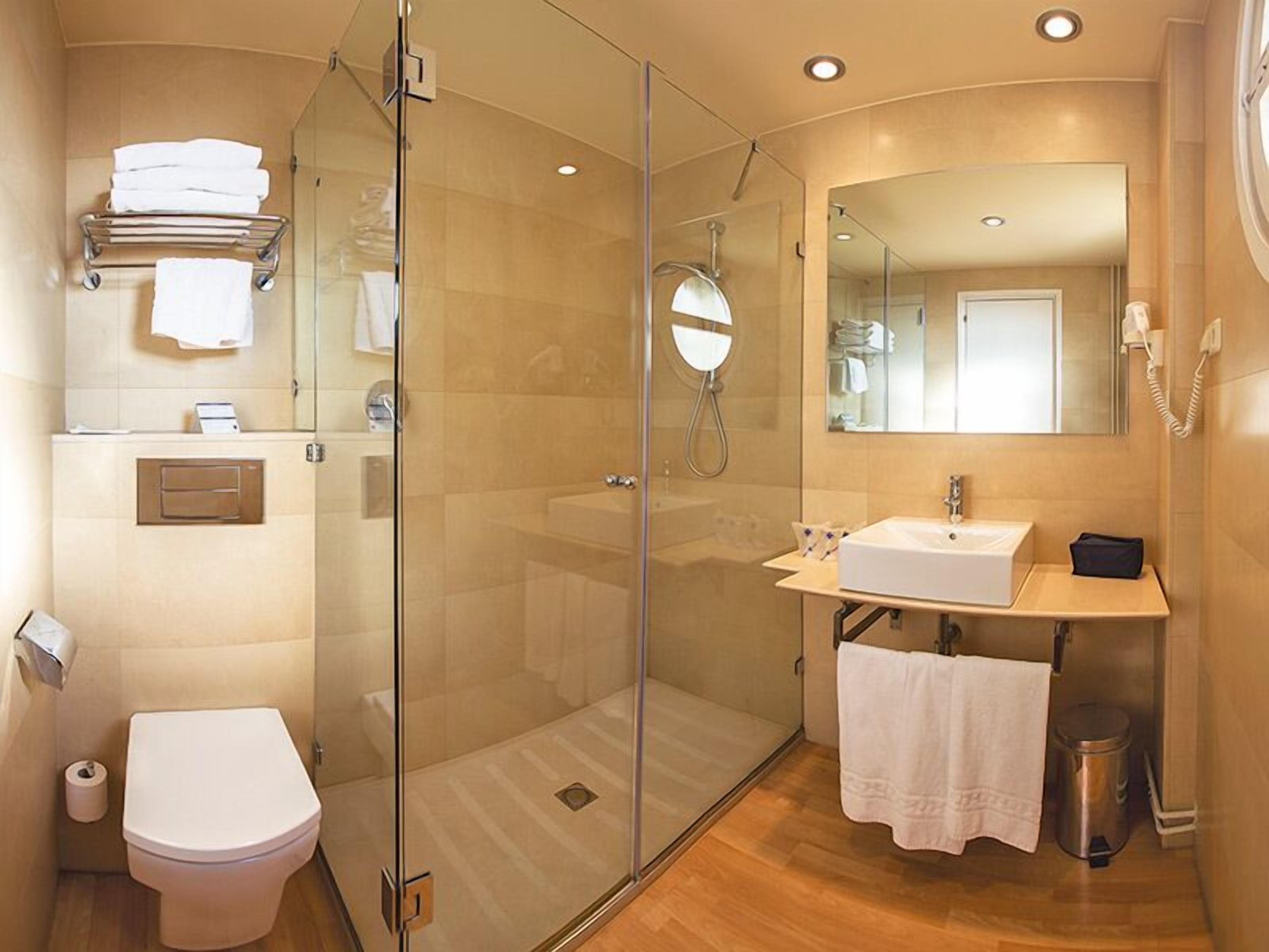 single room | bathroom | free toiletries, hair dryer, towels