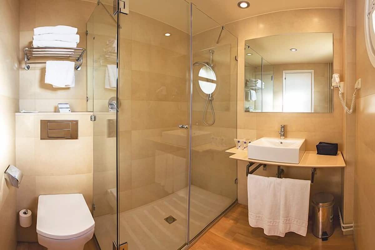 single room | bathroom | free toiletries, hair dryer, towels