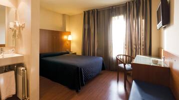 مكتب ومكواة/لوح كي وواي فاي مجانًا وملاءات أسرّة