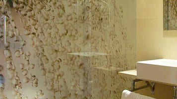 Habitación individual | Baño | Artículos de higiene personal gratuitos, secador de pelo y toallas