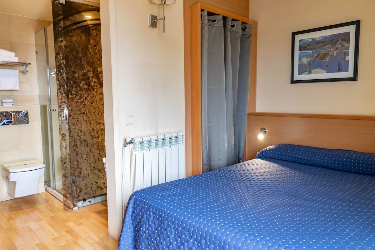 single room | desk, iron/ironing board, free wifi, bed sheets