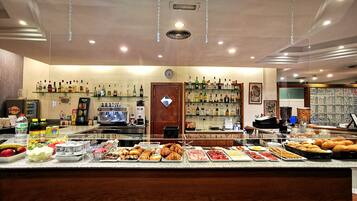 بوفيه فطور يوميًا بتكلفة قدرها (7 EUR للشخص)