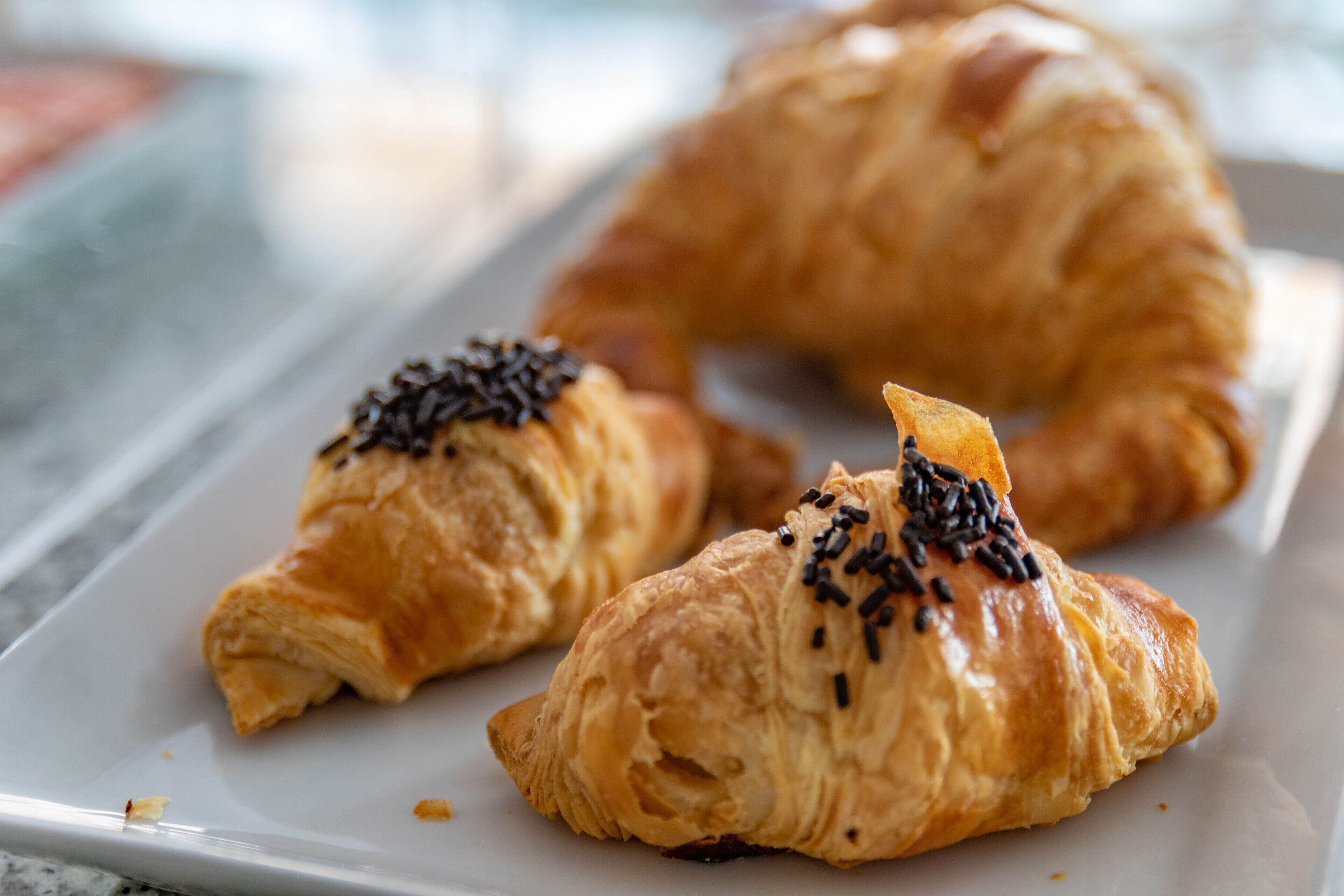 Dos croissants sobre un plat blanc.