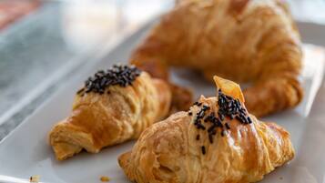 Dos croissants sobre un plat blanc.