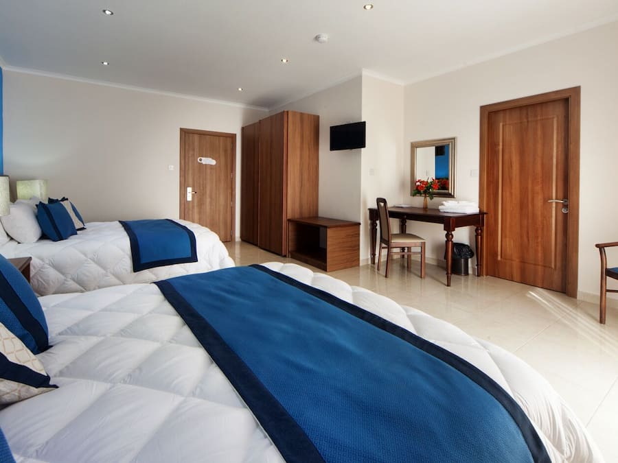 Caja de seguridad en la habitación, escritorio y cortinas blackout