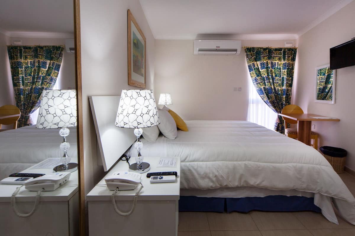In-room safe, desk, soundproofing, free WiFi