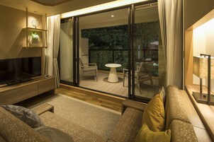 Down duvets, in-room safe, blackout curtains, free WiFi