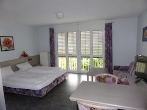 Hypo-allergenic bedding, in-room safe, desk, free WiFi