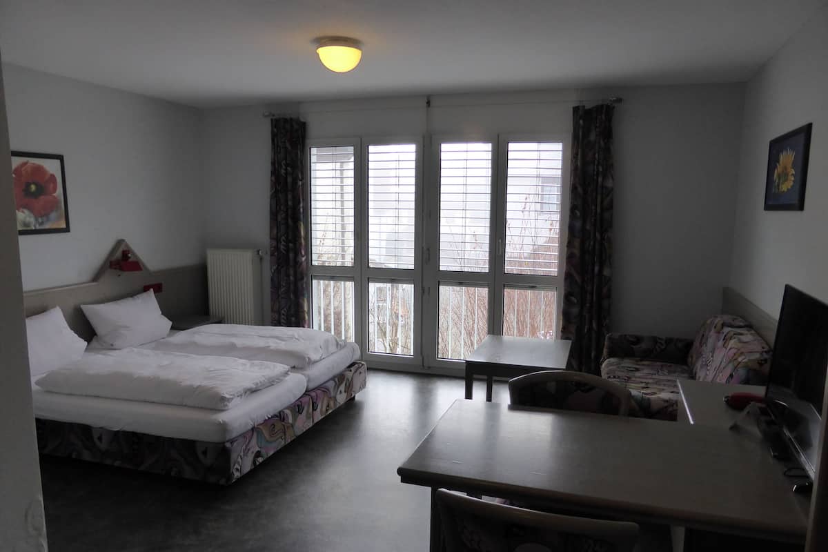 Hypo-allergenic bedding, in-room safe, desk, free WiFi
