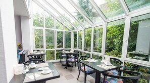 อาหารเช้าแบบบุฟเฟ่ต์ทุกวัน (คิดค่าบริการ)