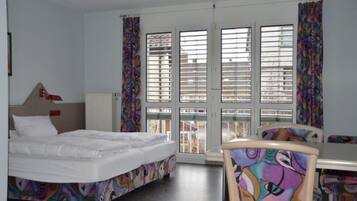 Hypo-allergenic bedding, in-room safe, desk, free WiFi