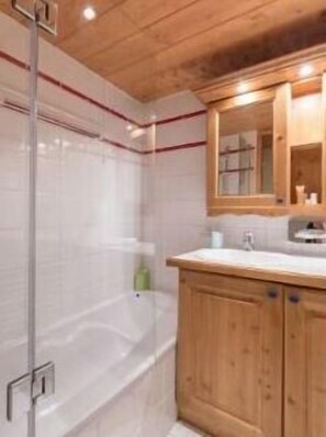 Combinazione doccia/vasca, asciugacapelli, asciugamani, sapone