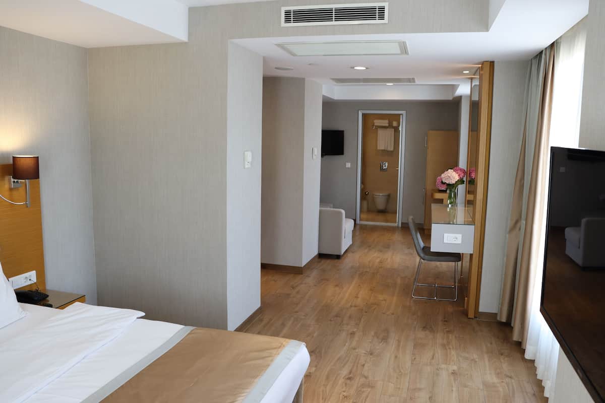 Junior-Suite, 1 Schlafzimmer, eingeschränkter Meerblick