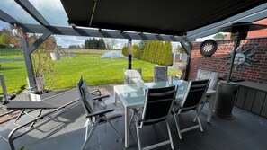 Outdoor dining - Holiday home with child and dog (Zetel)