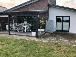 Outdoor dining - Holiday home with child and dog (Zetel)