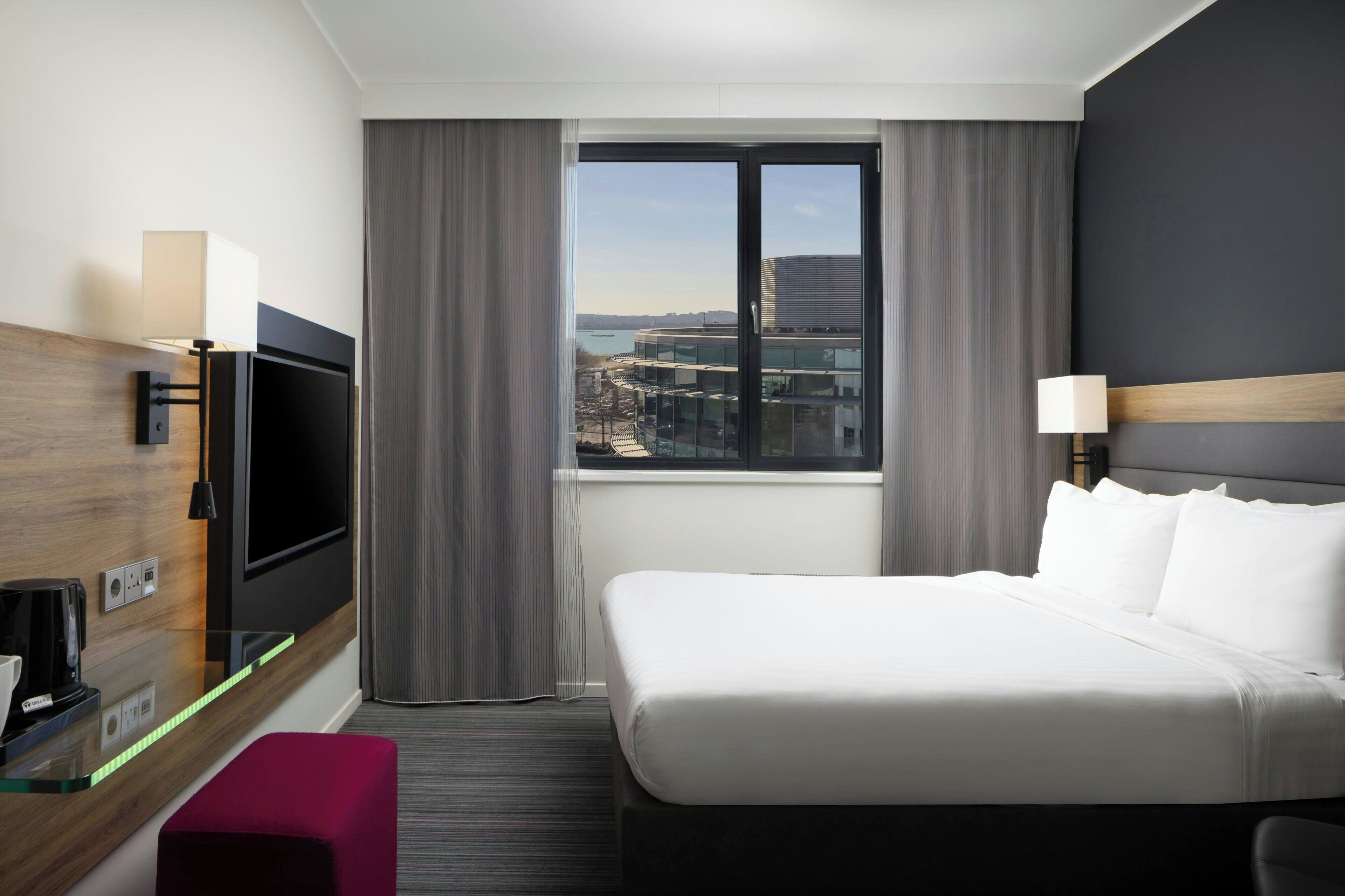 Room, 1 Queen Bed | Desk, laptop workspace, blackout curtains, soundproofing