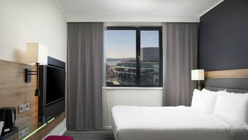 Room, 1 Queen Bed | Desk, laptop workspace, blackout curtains, soundproofing