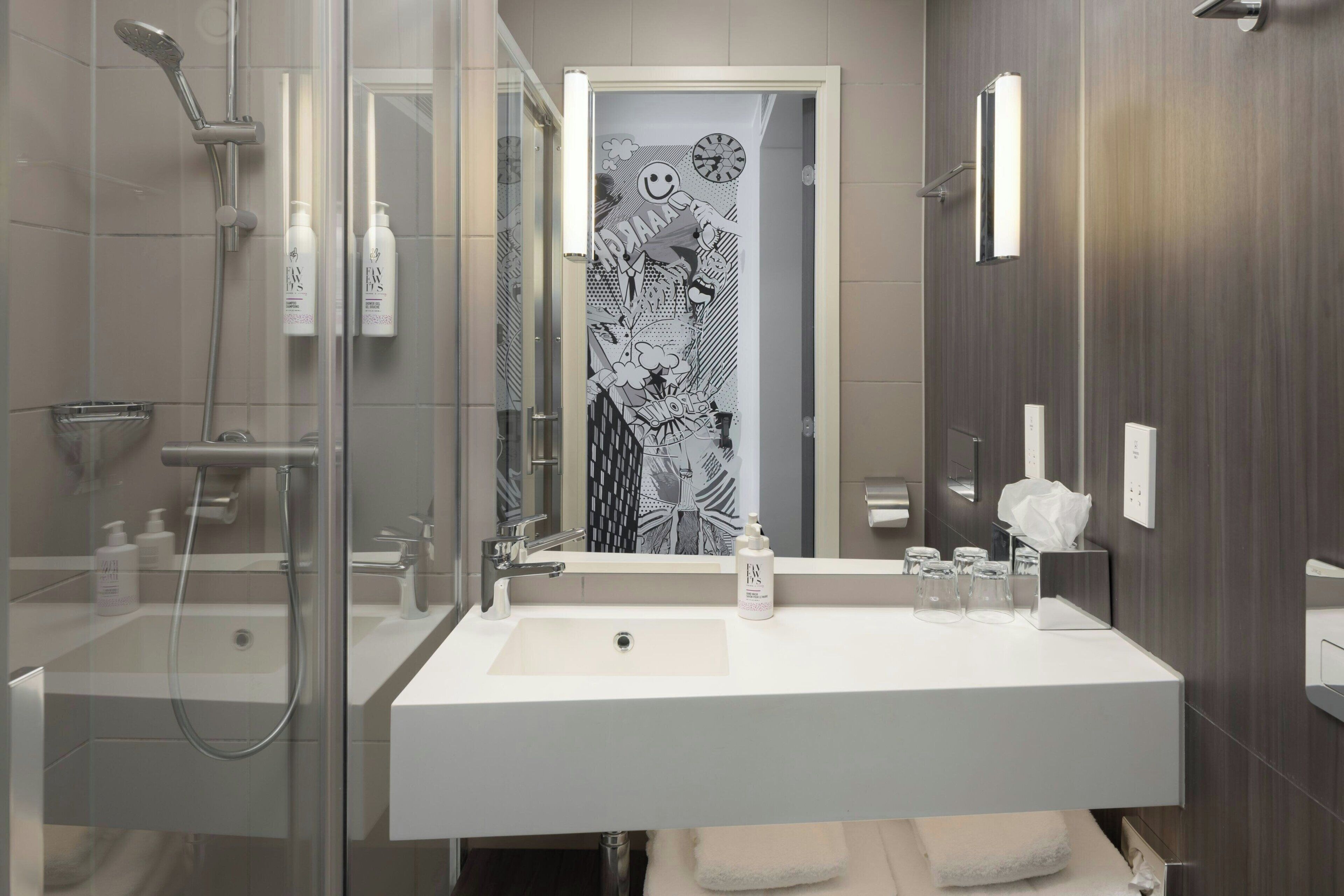 room, 1 queen bed, non smoking | bathroom | shower, hair dryer, towels, soap