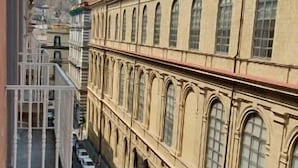Un balcón con vista a una calle y edificios.