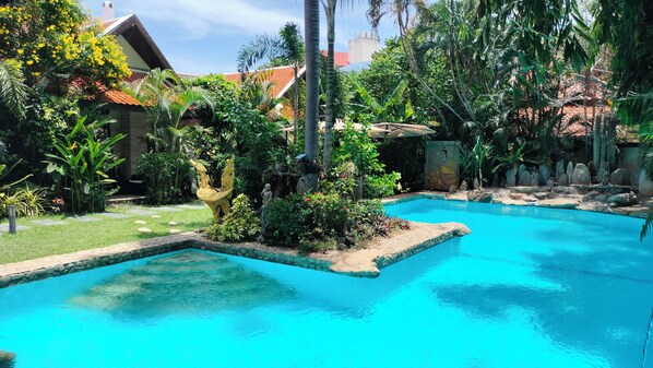 Una piscina al aire libre