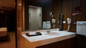Premier Double Room | Bathroom sink - Le Prive Resort (Pattaya)