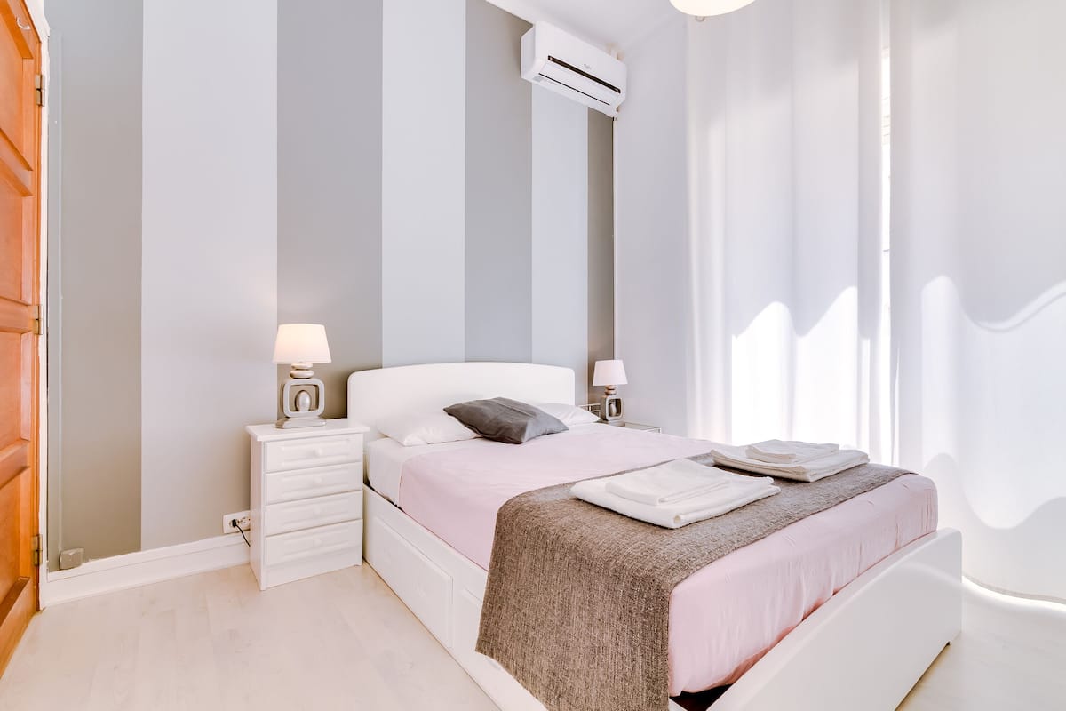 Quarto casal, 1 cama de casal, banheiro compartilhado (I) -Tia São 7 | 1 bedroom, free WiFi, bed sheets