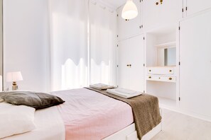Quarto casal, 1 cama de casal, banheiro compartilhado (I) -Tia São 7 | Free WiFi, bed sheets - À da Avó - The Guesthouse (Faro)