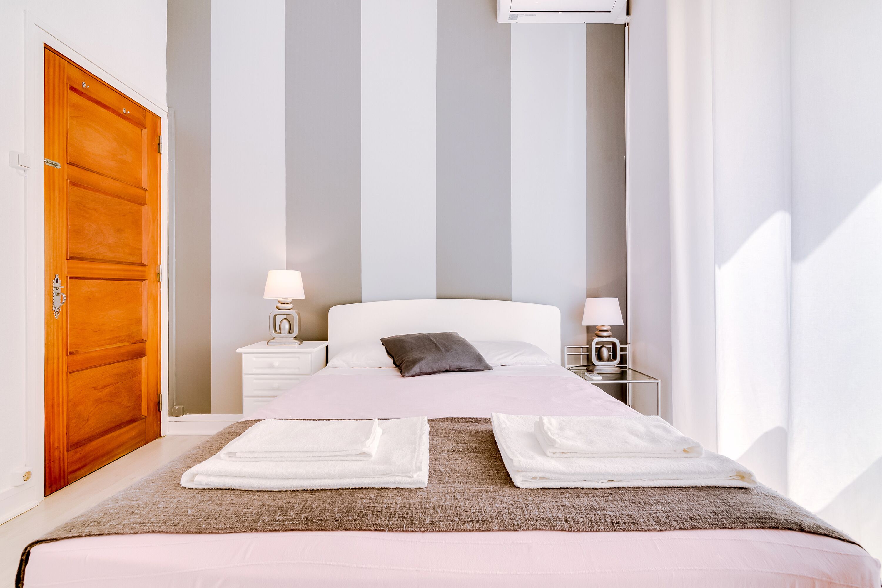 Quarto casal, 1 cama de casal, banheiro compartilhado (I) -Tia São 7 | Free WiFi, bed sheets