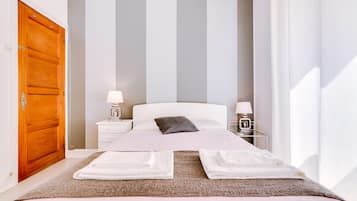 Quarto casal, 1 cama de casal, banheiro compartilhado (I) -Tia São 7 | Free WiFi, bed sheets