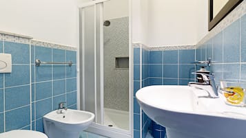 Apartment, 3 Bedrooms | Bathroom | Shower, rainfall showerhead, hair dryer, bidet