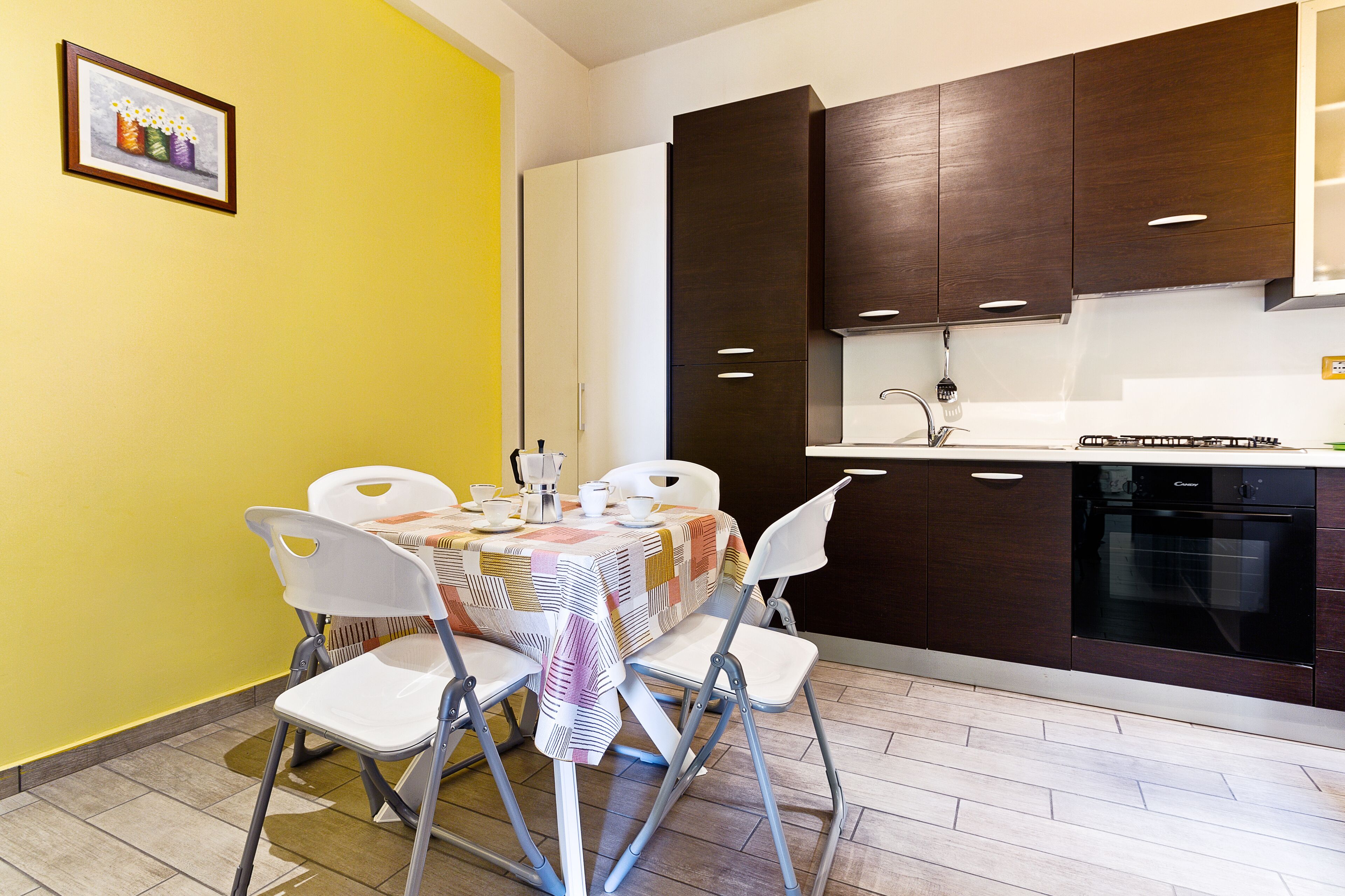 Apartamento, 3 quartos | Cozinha privada | Geladeira grande, micro-ondas, fogão, cooktop