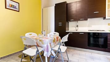Apartamento, 3 quartos | Cozinha privada | Geladeira grande, micro-ondas, fogão, cooktop