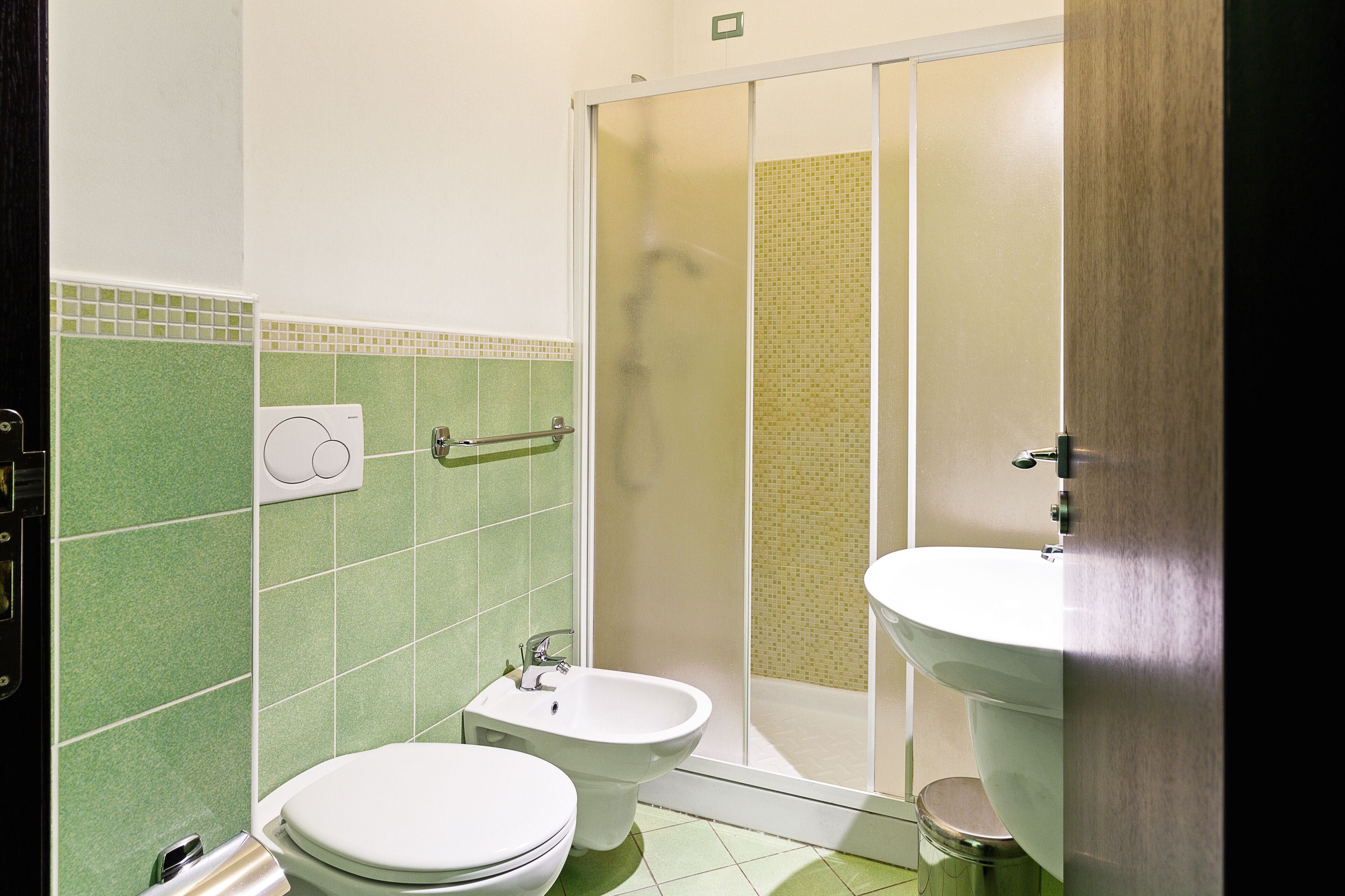 Ein Badezimmer mit Toilette, Bidet und Waschbecken.