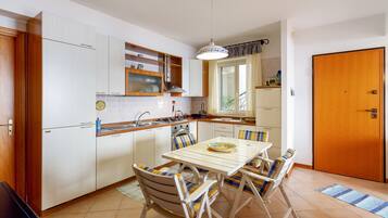 Apartment, 2 Bedrooms | Dapur kecil peribadi | Peti sejuk/penyejuk beku saiz penuh, ketuhar, dapur