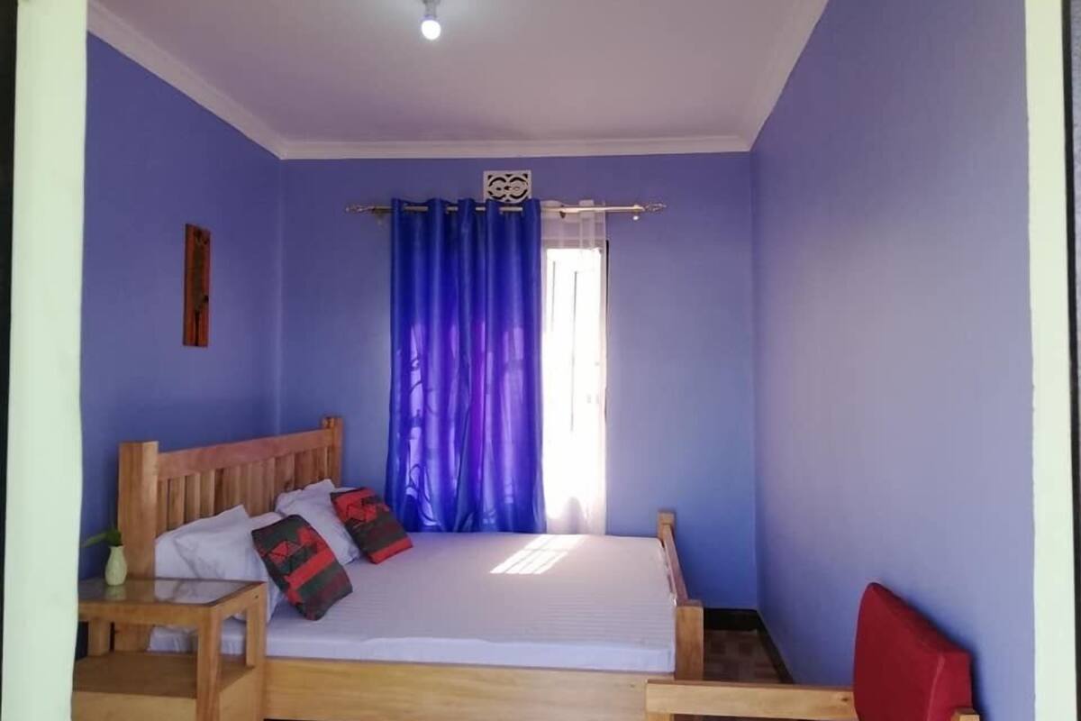1 habitación, decoración personalizada, muebles diferentes y escritorio